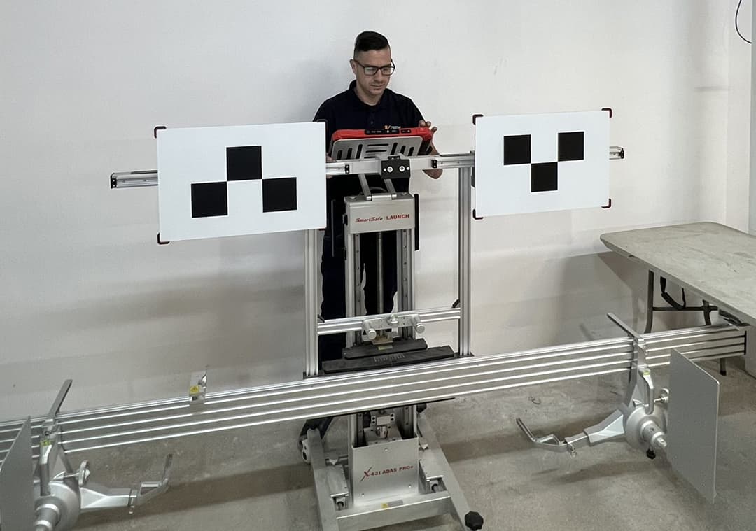 Equipo de calibración ADAS para cámara frontal de parabrisas durante calibración estática en taller de Santiago